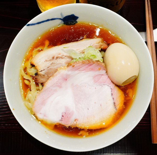 「醤油（中太手もみ麺）＋味玉＋エビスビール（中瓶）」@麺 みつヰの写真