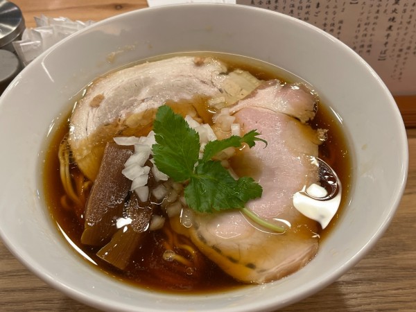 「醤油らぁ麺」@銀座らぁ麺 しら石の写真