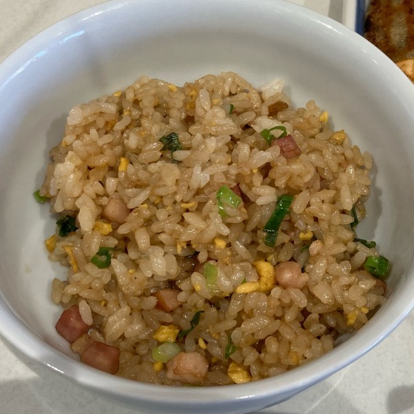 「餃子3個と半チャーハン450円他」@長崎ちゃんぽん リンガーハット ららぽーとTOKYO-BAY店の写真