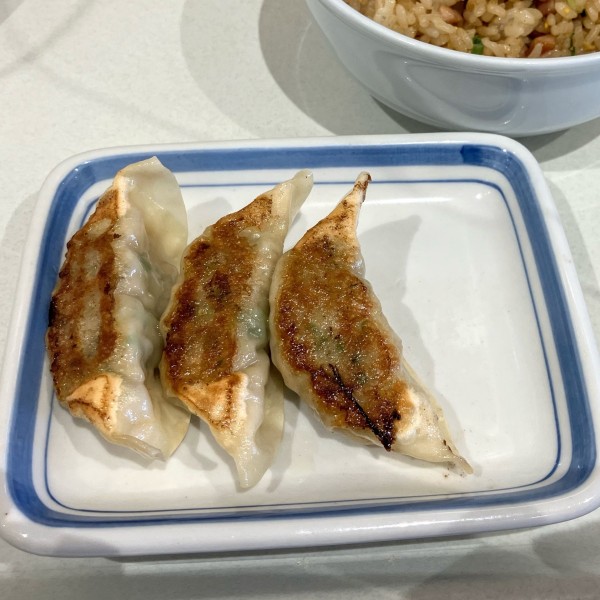 「餃子3個と半チャーハン450円他」@長崎ちゃんぽん リンガーハット ららぽーとTOKYO-BAY店の写真