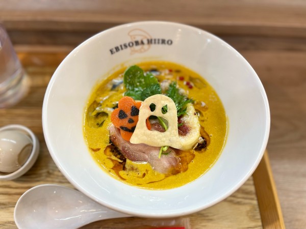 「ハロウィン限定麺🎃+味玉」@えびそば 緋彩の写真