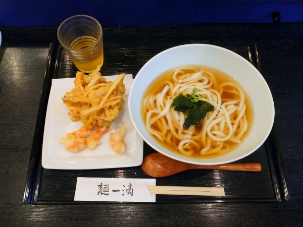 「かけうどん（700円）＋野菜とエビのかき揚げ（500円）」@麺一滴の写真