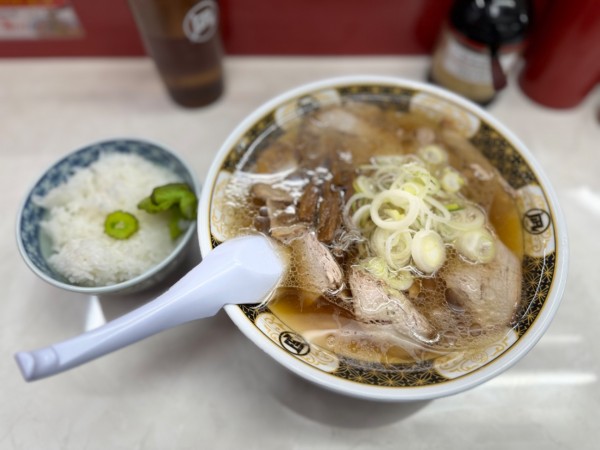 「中華そば (小)840円＋無料めし」@ナギチャンラーメンの写真