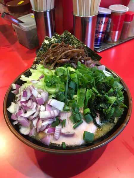 「ラーメン＋麺中盛り＋キャベツ＋九条葱＋紫玉葱W 1,100円」@どんとこい家の写真