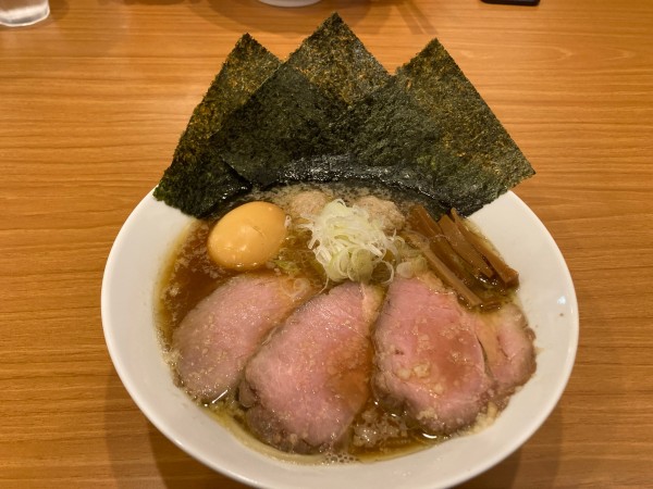 「全部のせ醤油らーめん・燻製たまご」@しののめヌードルの写真