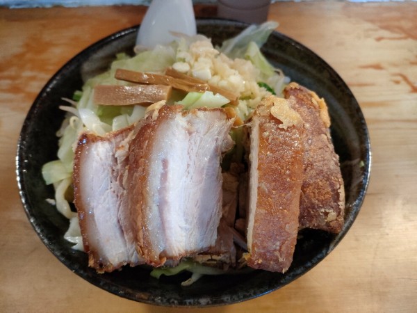 「デブセブハイパーライト野菜少な目　にんにく有り」@極太濁流ラーメン ら・けいこ 東片端店の写真