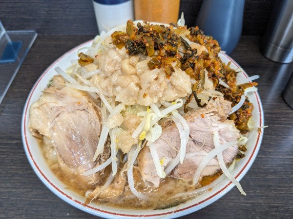 「ラーメン（全マシ）➕高菜」@ラーメン二郎 川越店の写真