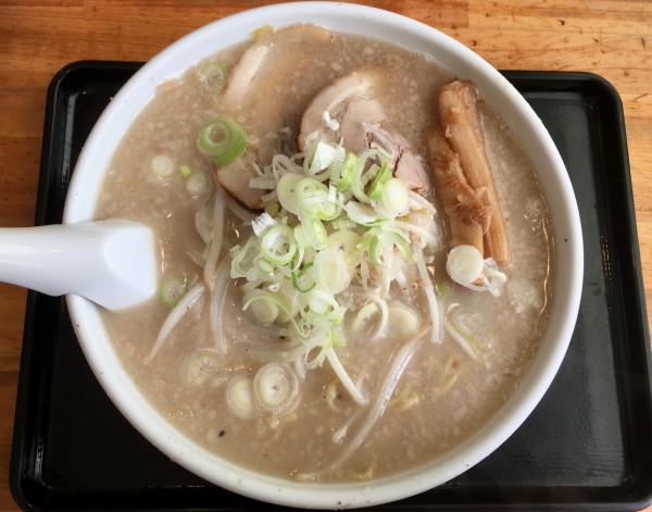 「鶏豚骨醤油ラーメン(790¥)」@自家製麺 麺屋 虎治の写真