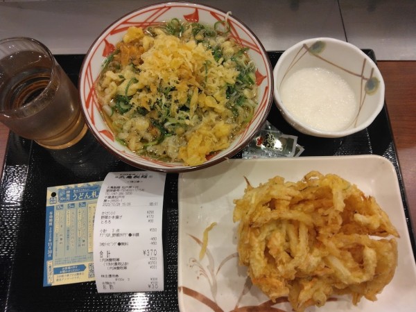 「かけうどん小290円、野菜かき揚げ170円、とろろ90円」@丸亀製麺 松戸栗ヶ沢店の写真