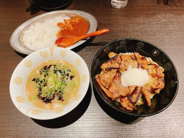 「肉盛りつけ麺＋とんこつカレー」@とんこつらーめん俺式 純 東京ラーメンストリート店の写真