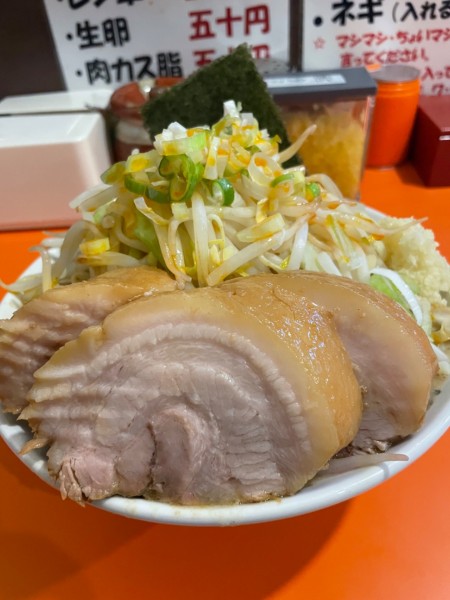 「ミニ（野菜ニンニク葱辣油）＋豚券＋味玉海苔レン草¥1,330」@ちばからの写真