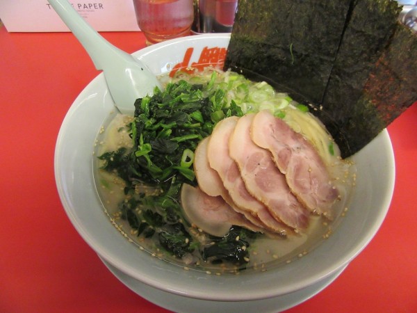 「塩ラーメン(サービス券10枚)+チャーシュー+ほうれん草」@ラーメン山岡家 谷田部店の写真