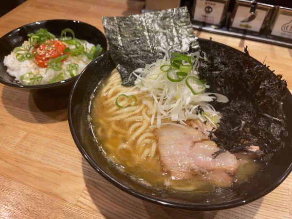 「豚骨醤油   黒ばら海苔」@豚骨醤油 三輪の写真