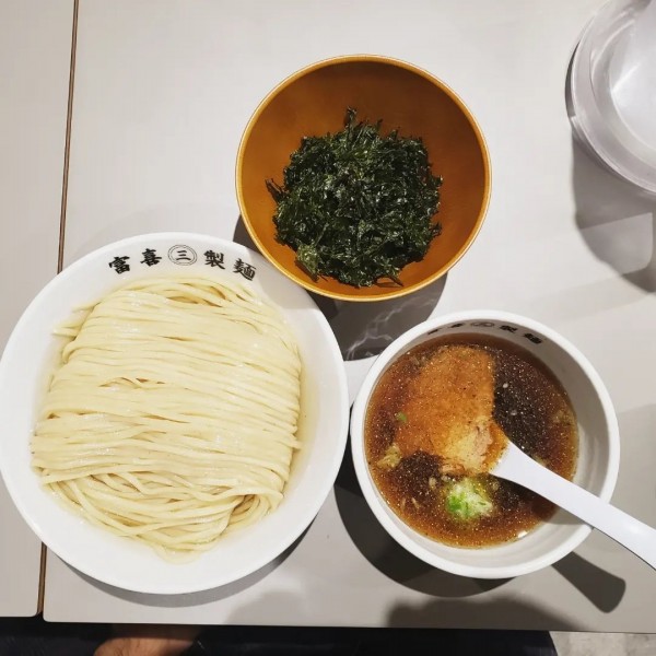 「鰹昆布水のどごし生麺大盛り(温スープ) バラ干し海苔」@富喜製麺研究所 六本木店の写真