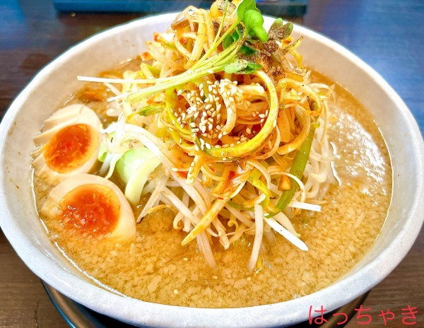 「ネギ味噌ラーメン（990円）、味玉（ランチサービス）」@麺や はっちゃきの写真