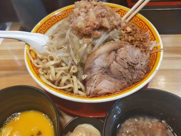 「汁なし350・生卵（野菜増・脂増・マヨネーズ）」@えどもんど 中野の写真