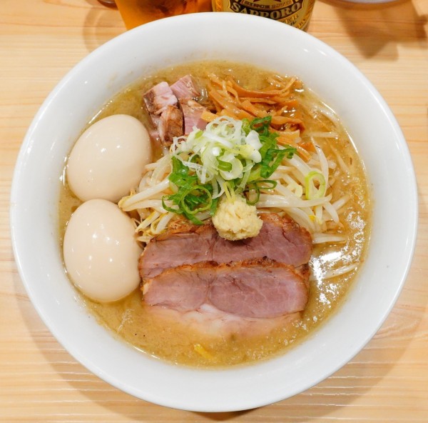 「味噌らーめん＋もやし＋煮玉子×2＋ビール（中瓶）」@三ん寅の写真