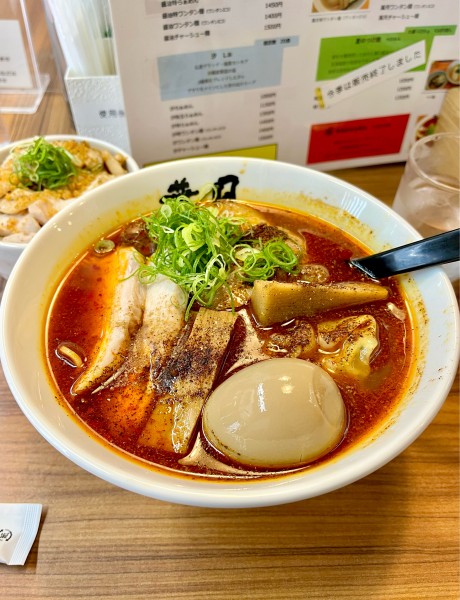 「特製まるひらぁめん【TP】ワンタン2個、にんにく飯」@らぁめん 葉月の写真