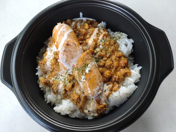 「④プレーン（キーマカレー）＋無添加ソーセージ　９００円」@shoppersの写真