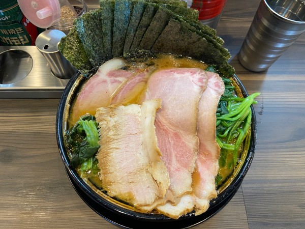 「チャーシューメン3枚　のりトントロ低温ロース×2純生ほうれん草」@家系ラーメン がくの写真