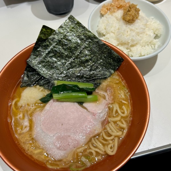 「ラーメン（麺やわらかめ）＋ライス」@家系ラーメン 革新家 TOKYOの写真