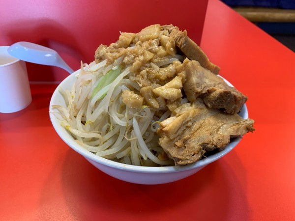 「まぜそば　麺増し450g 豚マシ3枚　ニンニク、ヤサイアブラマシ」@まぜそばマゼロー 船橋店の写真