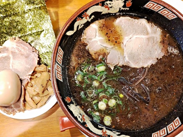 「黒ラーメン得盛り（メンマ）」@博多ラーメン ガツン 蔵前店の写真