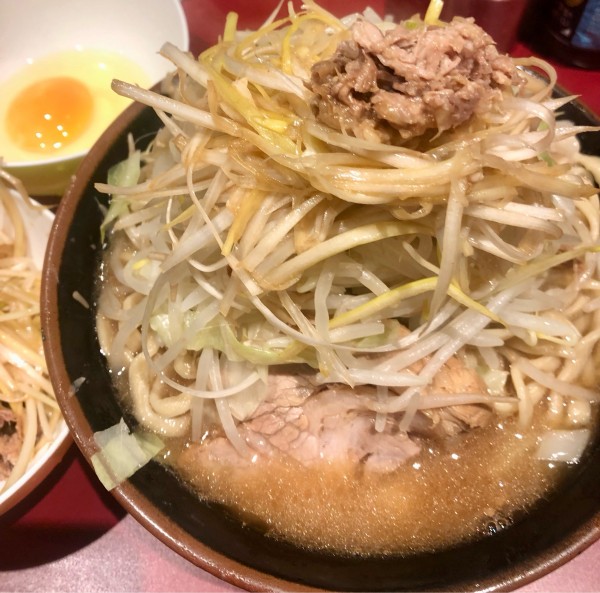 「ラーメン ヤサイアブラ ネギ 生卵 850+100+50円」@ラーメン二郎 荻窪店の写真