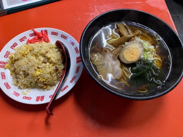 「正油ラーメン 半チャーハン 730円」@上尾飯店の写真