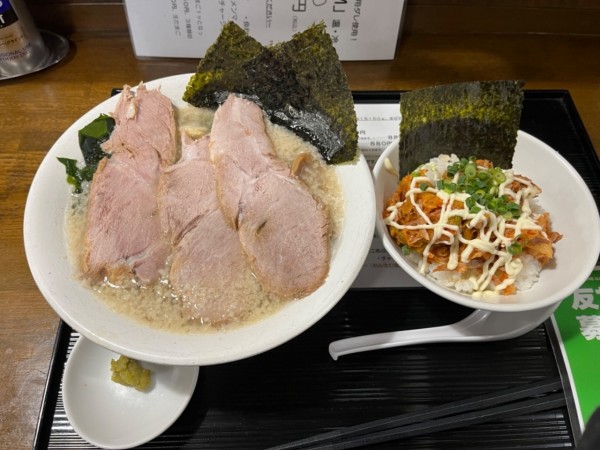 「背脂潮中華そば＋チャーシューキムチ丼」@流行るより愛される一杯をの写真