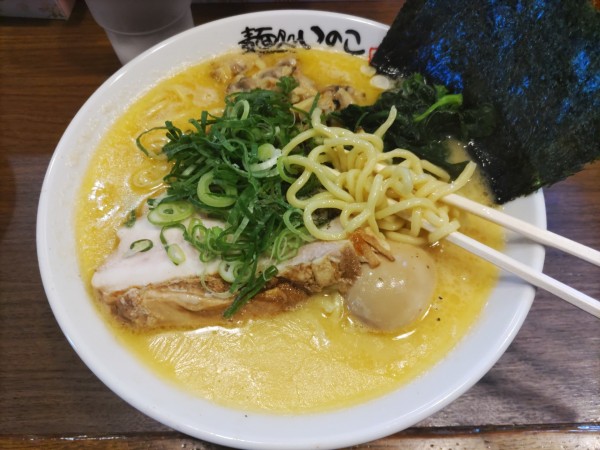 「あさりバターの塩ラーメン(中)·味玉·チャーシュー·ライス」@麺処いのこの写真
