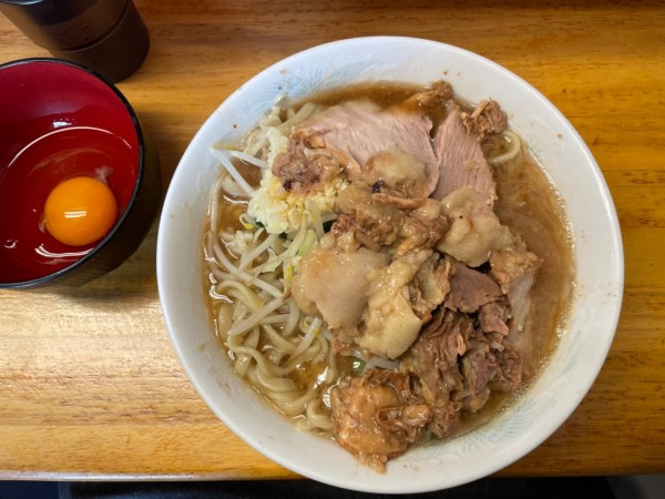 「小ラーメン ¥750 生卵 ¥50」@ラーメン二郎 立川店の写真