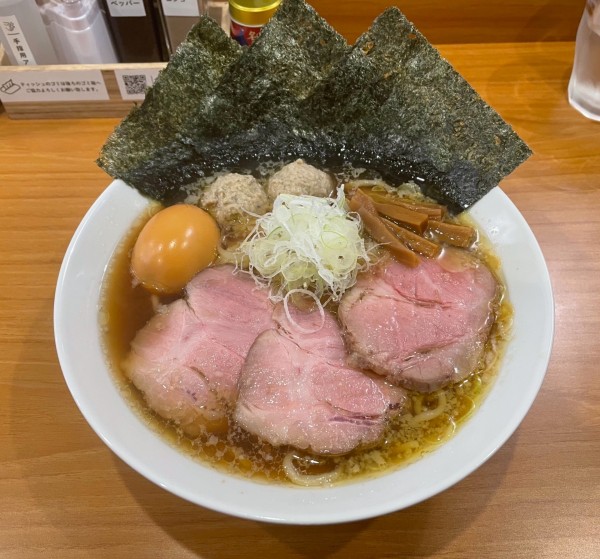 「全部のせ醤油らーめん(燻製たまご)の大盛り」@しののめヌードルの写真