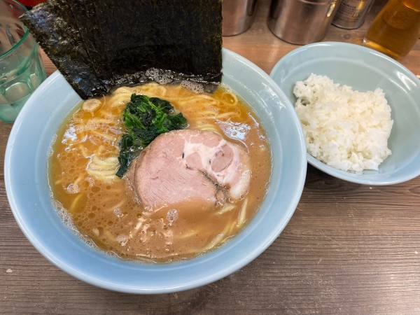 「ラーメン並　中ライス」@横浜らーめん 渡来武の写真