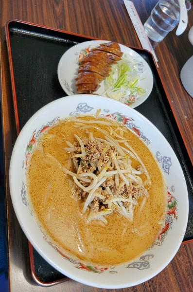 「白ごま坦々めん+自家製ソーセージ」@中華 ムーミンの写真