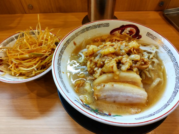「小ラーメン＋ネギ(別皿)」@ラーメン豚山 恵比寿店の写真