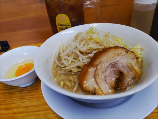 「小ラーメン　生卵　黒烏龍茶」@ラーメン赤沼の写真