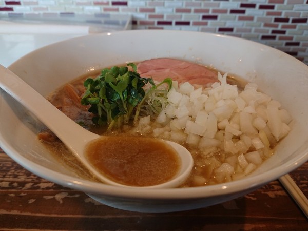 「玉ネギ煮干しそば(大盛り)」@煮干しそば 虎空の写真