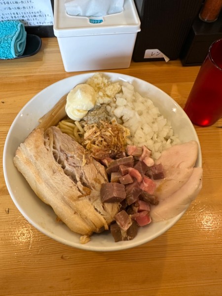 「まぜそば300玉ねぎトリチャーシュー追い飯」@煮干らーめん 川むらの写真