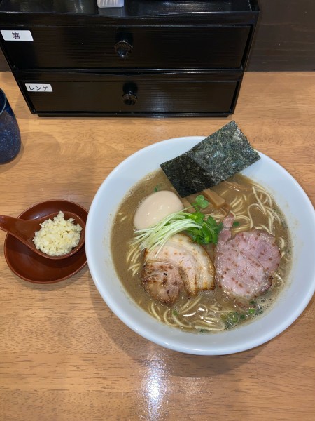 「濃厚追い煮干らー麺大盛煮玉子刻みニンニク¥1,220円(限定)」@麺処 湯咲の写真