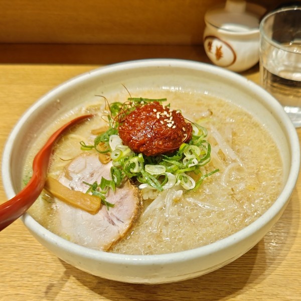 「辛味噌らーめん（大盛）」@札幌らーめん 北の大地 新宿三丁目店の写真