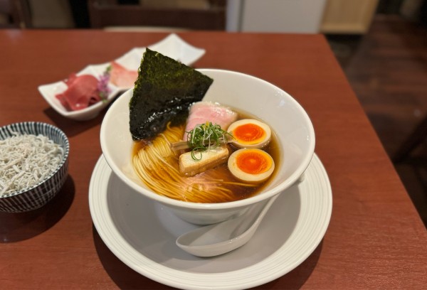 「津軽煮干し中華蕎麦（味玉入り）¥950」@酒肴場 屯の写真