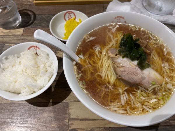 「B.ラーメン・小ライス（めん大盛り）」@十八番の写真