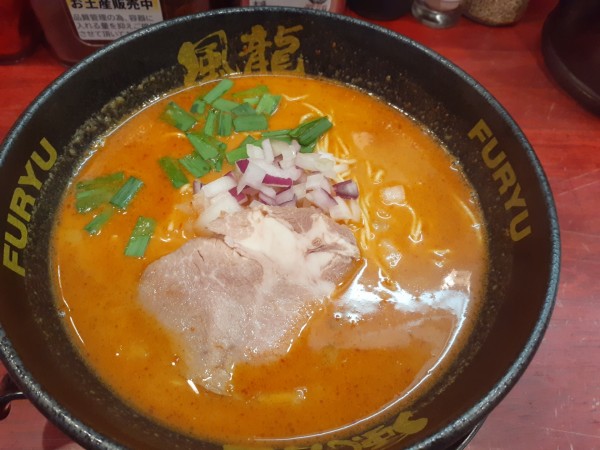 「辛ラーメン、替玉２玉」@とんこつラーメン 博多風龍 渋谷店の写真