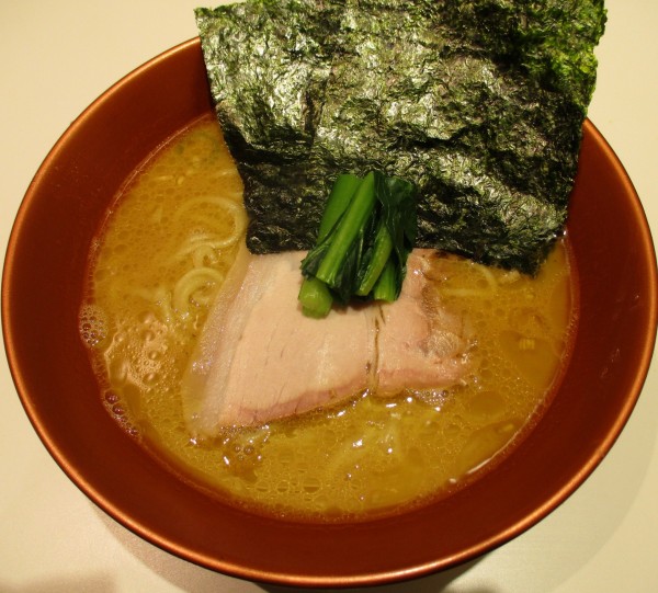 「ラーメン（麺ヤワ）900円」@家系ラーメン 革新家 TOKYOの写真