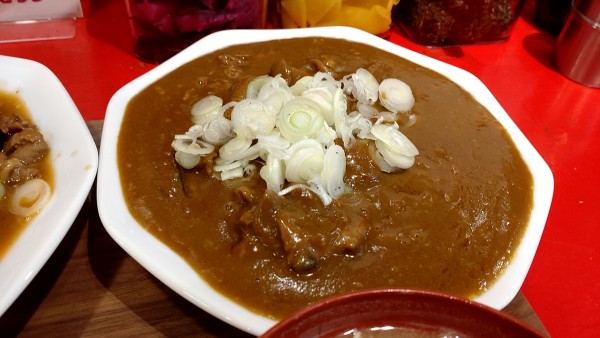 「もつカレー　６３０円」@もつ煮込専門店 油ヤ食堂の写真
