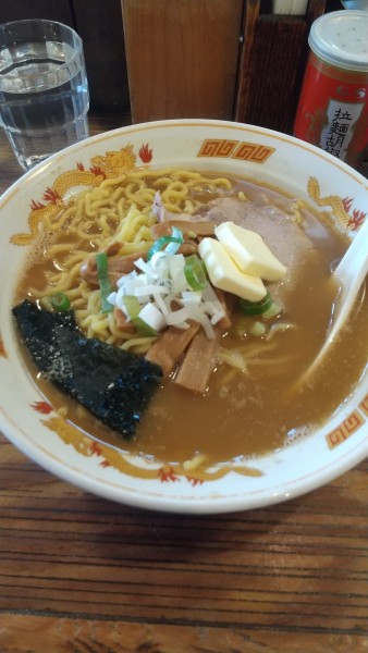 「旭川醤油ラーメン大 サービスライス」@北海道ラーメン 味丸の写真