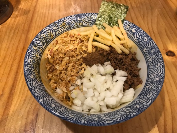 「旅のインドまぜそば 920円 ＋クーポン揚げ赤ねぎ増量」@旅人の木の写真