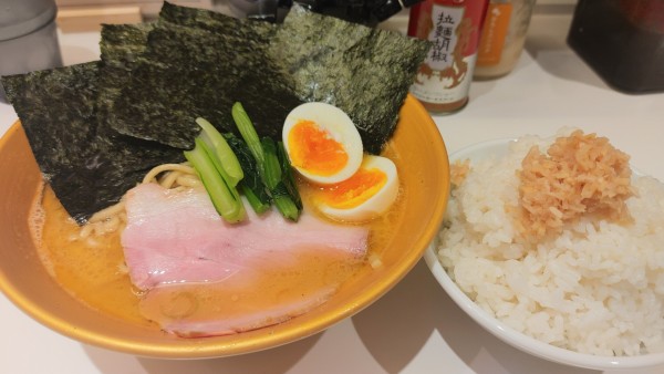 「革新家スペシャル・中盛り・鶏油多め・大ライス」@家系ラーメン 革新家 TOKYOの写真