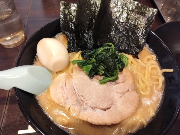 「豚骨醤油ラーメン　味玉」@らーめん家 せんだい 町田店の写真
